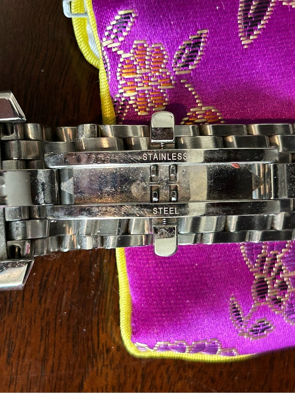 Fendi Orologi 7500G watch with diamond accents. - Picture 6 of 10